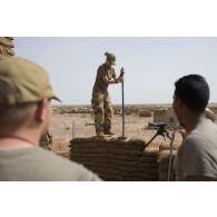 Des sapeurs du 2e régiment étranger de génie (REG) et du 19e régiment du génie (RG) installent des sacs à terre autour du camp de Labbezanga, au Niger.