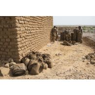 Des sapeurs du 2e régiment étranger de génie (REG) et du 19e régiment du génie (RG) installent des sacs à terre autour du camp de Labbezanga, au Niger.