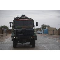 Un camion GBC-180 traverse une ville près de Tillabéri, au Niger.