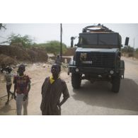 Un camion GBC-180 traverse les rues d'une ville près de Tillabéri, au Niger.