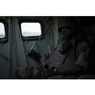 Portrait d'un soldat d'une équipe médicale à bord d'un véhicule de l'avant blindé sanitaire (VAB SAN) sur une route de la région de Tillabéri, au Niger.