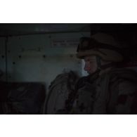 Portrait du médecin des armées Benoît à bord d'un véhicule de l'avant blindé sanitaire (VAB SAN) sur une route de la région de Tillabéri, au Niger.
