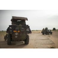 Dépannage de la roue d'un véhicule de l'avant blindé (VAB) du 126e régimen d'infanterie (RI) lors d'un convoi dans la région de Tillabéri, au Niger.