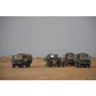 Dépannage des roues d'un véhicule de l'avant blindé sanitaire (VAB SAN) lors d'un convoi dans la région de Tillabéri, au Niger.