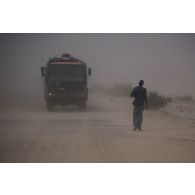 Un camion GBC-180 progresse en convoi de nuit dans la région de Tillabéri, au Niger.