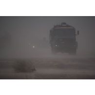 Un camion GBC-180 progresse en convoi de nuit dans la région de Tillabéri, au Niger.