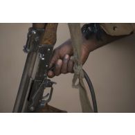 Un soldat nigérien entretien son fusil d'assaut de type AKM au moyen d'un compresseur à air dans la région d'Ayorou, au Niger.