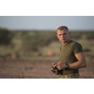 Portrait d'un photographe militaire lors de la halte d'un convoi dans la région d'Ayorou, au Niger.