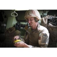 Le médecin des armées Benoît prend son repas à bord de son véhicule de l'avant blindé sanitaire (VAB SAN) lors de la halte d'un convoi dans la région d'Ayorou, au Niger.