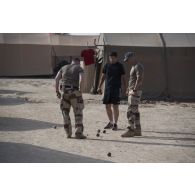Des soldats disputent un partie de pétanque à Tombouctou, au Mali.