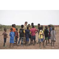 Un soldat prend contact avec des enfants d'Inatès, au Niger.