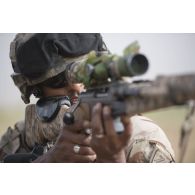 Un tireur de précision du 7e bataillon de chasseurs alpins (BCA) observe le terrain dans la lunette de son fusil FR-F2 près d'Ayorou, au Niger.