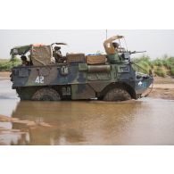 Vue d'un véhicule de l'avant blindé (VAB) enlisé dans la boue près d'Ayorou, au Niger.