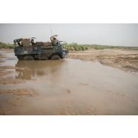 Vue d'un véhicule de l'avant blindé (VAB) enlisé dans la boue près d'Ayorou, au Niger.