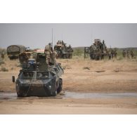 Un camion porteur polyvalent lourd de dépannage (PPLD) tracte un véhicule de l'avant blindé (VAB) enlisé dans la boue près d'Ayorou, au Niger.