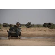 Un camion porteur polyvalent lourd de dépannage (PPLD) tracte un véhicule de l'avant blindé (VAB) enlisé dans la boue près d'Ayorou, au Niger.