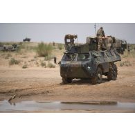 Tractage d'un véhicule de l'avant blindé (VAB) enlisé dans la boue près d'Ayorou, au Niger.