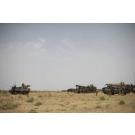 Un camion porteur polyvalent lourd de dépannage (PPLD) tracte un véhicule de l'avant blindé (VAB) enlisé dans la boue près d'Ayorou, au Niger.