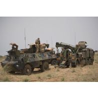 Un camion porteur polyvalent lourd de dépannage (PPLD) tracte un véhicule de l'avant blindé (VAB) enlisé dans la boue près d'Ayorou, au Niger.