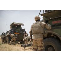 Un camion porteur polyvalent lourd de dépannage (PPLD) tracte un véhicule de l'avant blindé (VAB) enlisé dans la boue près d'Ayorou, au Niger.
