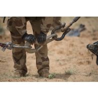 Un soldat détend le treuil de la grue d'un porteur polyvalent lourd de dépannage (PPLD) au terme d'un dépannage près d'Ayorou, au Niger.