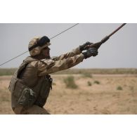 Un soldat détend le treuil de la grue d'un porteur polyvalent lourd de dépannage (PPLD) au terme d'un dépannage près d'Ayorou, au Niger.