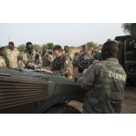 Le capitaine Ludovic du 13e bataillon de chasseurs alpins (BCA) se coordonne avec ses homologues maliens pour un départ en mission dans les monts Farach, au Mali.
