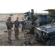Le capitaine Ludovic du 13e bataillon de chasseurs alpins (BCA) se coordonne avec ses chefs de sections avant un départ en mission dans les monts Farach, au Mali.