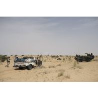Des soldats maliens fouillent un pick-up suspect sous la protection des sapeurs du 2e régiment étranger de génie (REG) dans le secteur des monts Farach, au Mali.