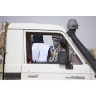 Des soldats maliens fouillent un pick-up suspect dans le secteur des monts Farach, au Mali.