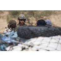 Des soldats maliens fouillent un pick-up suspect sous la protection des sapeurs du 2e régiment étranger de génie (REG) dans le secteur des monts Farach, au Mali.