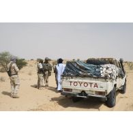 Des soldats maliens fouillent un pick-up suspect sous la protection des sapeurs du 2e régiment étranger de génie (REG) dans le secteur des monts Farach, au Mali.