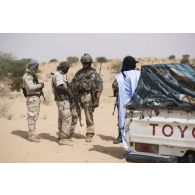 Des soldats maliens fouillent un pick-up suspect sous la protection des sapeurs du 2e régiment étranger de génie (REG) dans le secteur des monts Farach, au Mali.