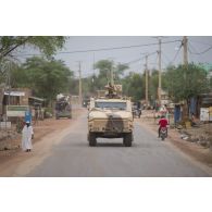 Un véhicule blindé hautement protégé (VBHP) Aravis du 2e régiment étranger de génie (REG) circule en convoi dans les rues de Tombouctou, au Mali.
