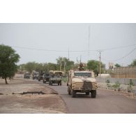 Un véhicule blindé hautement protégé (VBHP) Aravis du 2e régiment étranger de génie (REG) circule en convoi dans les rues de Tombouctou, au Mali.