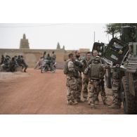 Des soldats du 13e bataillon de chasseurs alpins (BCA) se coordonnent avant de partir en mission dans les rues de Tombouctou, au Mali.
