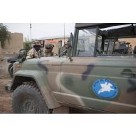 Un chef de section du 13e bataillon de chasseurs alpins (BCA) se coordonne avec son homologue malien pour partir en mission dans les rues de Tombouctou, au Mali.