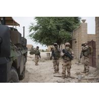 Des sapeurs du 2e régiment étranger de génie (REG) fouillent un garage à Tombouctou, au Mali.