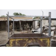 Des soldats du 13e bataillon de chasseurs alpins (BCA) et du 2e régiment étranger de génie (REG) accompagnent leurs homologues maliens dans la fouille d'un garage à Tombouctou, au Mali.