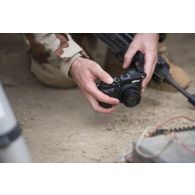 Un soldat photographie les indices trouvés lors de la fouille d'un garage par l'armée malienne à Tombouctou, au Mali.