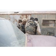 Un sapeur du 2e régiment étranger de génie (REG) accompagne des soldats maliens pour la fouille d'un garage à Tombouctou, au Mali.