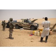 Des soldats du 2e régiment de hussards (RH) accompagnent leurs homologues maliens pour la reconnaissance d'un puits dans le secteur des monts Farach, au Mali.