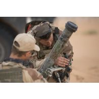 Des soldats du 27e bataillon de chasseurs alpins (BCA) mettent un mortier de 81 mm léger long renforcé (MO-81 LLR) en batterie dans le secteur des monts Farach, au Mali.