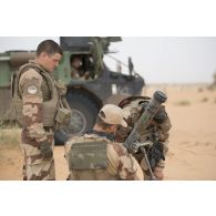 Des soldats du 27e bataillon de chasseurs alpins (BCA) mettent un mortier de 81 mm léger long renforcé (MO-81 LLR) en batterie dans le secteur des monts Farach, au Mali.