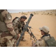 Des soldats du 27e bataillon de chasseurs alpins (BCA) mettent un mortier de 81 mm léger long renforcé (MO-81 LLR) en batterie dans le secteur des monts Farach, au Mali.