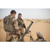 Des soldats du 27e bataillon de chasseurs alpins (BCA) mettent un mortier de 81 mm léger long renforcé (MO-81 LLR) en batterie dans le secteur des monts Farach, au Mali.