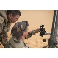 Des soldats du 27e bataillon de chasseurs alpins (BCA) ajustent le pointage d'un mortier de 81 mm léger long renforcé (MO-81 LLR) dans le secteur des monts Farach, au Mali.
