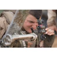 Des soldats du 27e bataillon de chasseurs alpins (BCA) ajustent le pointage d'un mortier de 81 mm léger long renforcé (MO-81 LLR) dans le secteur des monts Farach, au Mali.