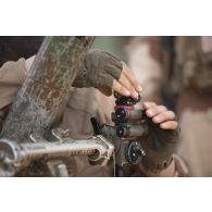 Des soldats du 27e bataillon de chasseurs alpins (BCA) ajustent le pointage d'un mortier de 81 mm léger long renforcé (MO-81 LLR) dans le secteur des monts Farach, au Mali.