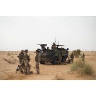 Des soldats du 27e bataillon de chasseurs alpins (BCA) mettent un mortier de 81 mm léger long renforcé (MO-81 LLR) en batterie dans le secteur des monts Farach, au Mali.